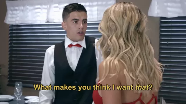 Дөңгелек кең бөкселердің фотосы Жалаңаш әйелдер шалқалап отыр