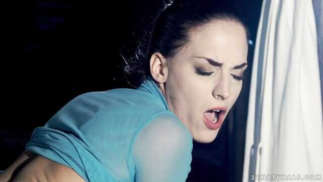 Er pflanzt schwarzen Pfeffer in den Arsch eines jungen Mannes