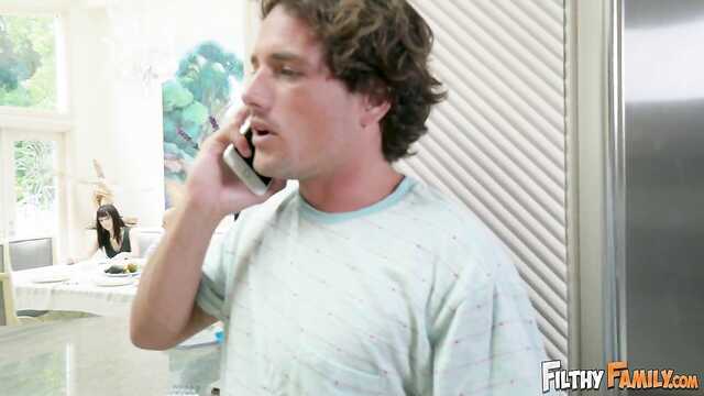 Девка и молодчик: сосут перец, ебутся.