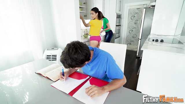 Пацан вздрючил 2 жарких телок.