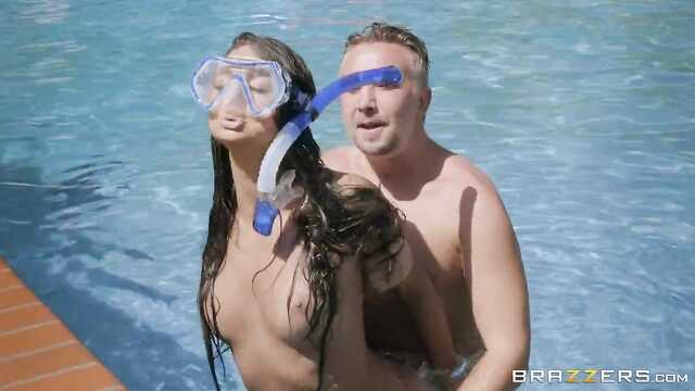 Развлекайся: Бассейн и Домашний Праздник с Брюнеткой.