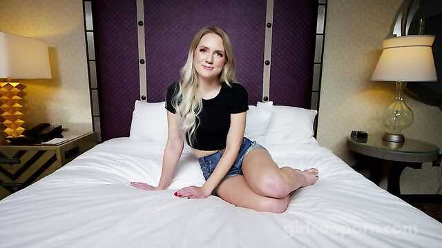 Ciągnie szczeliny 22-letniej modelki na castingu