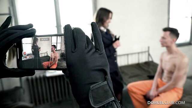 За решеткой: парням в униформах удалось потанцевать.