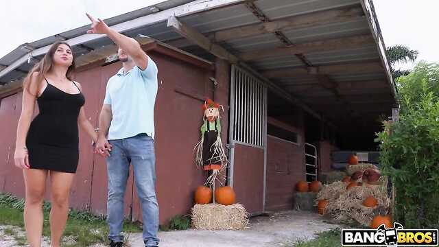 No Dia Das Bruxas divertido cara fodeu duas garotas alegres