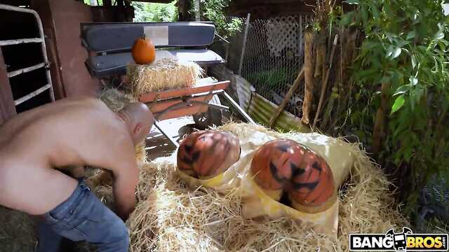 No Dia Das Bruxas divertido cara fodeu duas garotas alegres