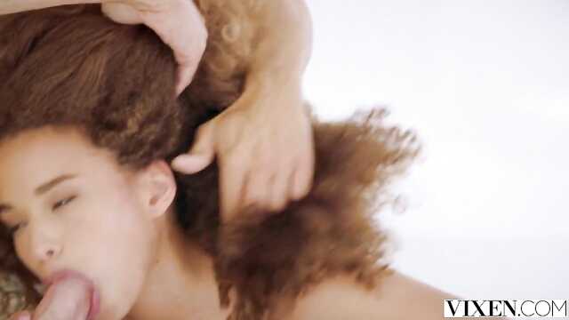 Glamour chuda odlatuje w seksie z chłopcem