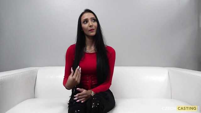 Оның алғашқы анальі әрең енгізілді Жалаңаш Playboy қыздары