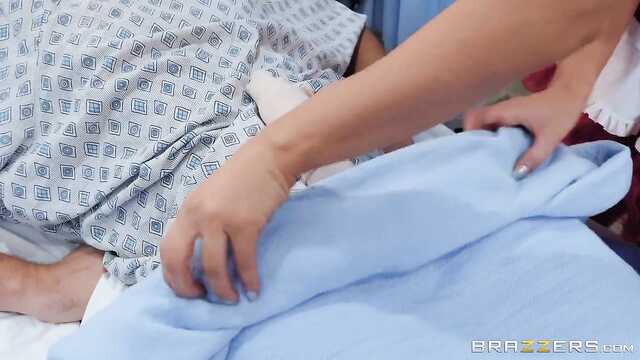 Сексуальная медсестра: безудержное свидание с женатым мужчиной.