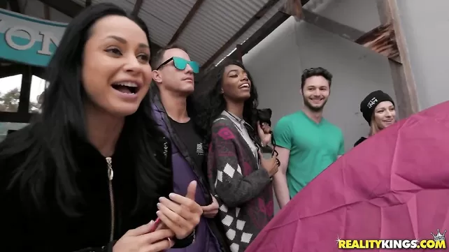 Көпшілік алдында ол ер адаммен азғын позаларда қуырылады