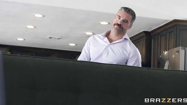 Gorąca laska w butach kręciła się na pniu kochanka