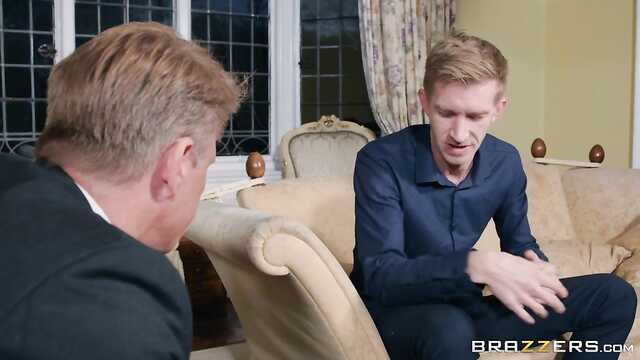 Красавица удовлетворила двух любовников.