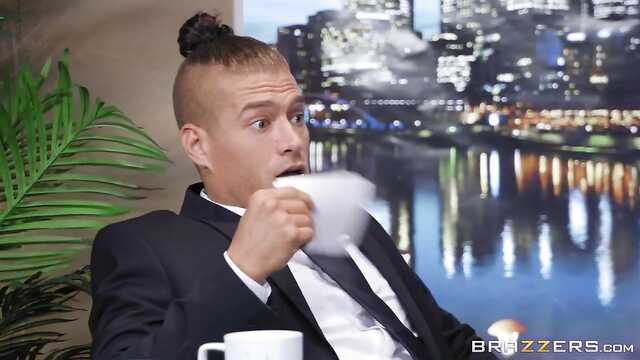 Gorąca suka pieprzy się w dupę i ssie kutasa