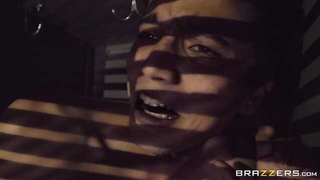 A beleza esportiva alcança a foda com o cara no vestiário