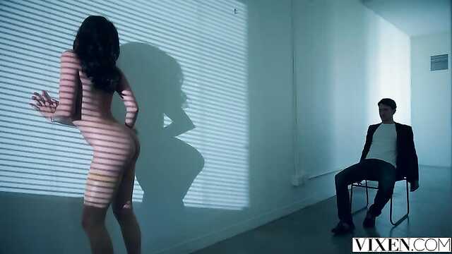 Rzuciła się na ukochanego i kręciła się na wielkim kutasie