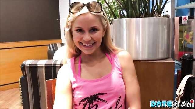 Wkręca się na kamery wesołą blondynkę