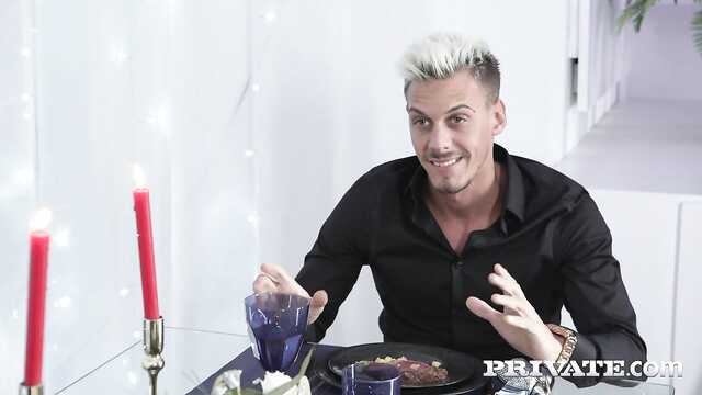 Przeleciałem duszną brunetkę podwójną penetracją