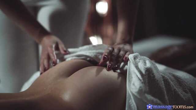 Palcówka między cyckami i zadowoliła jebanego pizdę