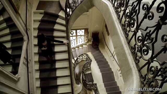 В костюмах: энергичный секс с молодой девушкой.