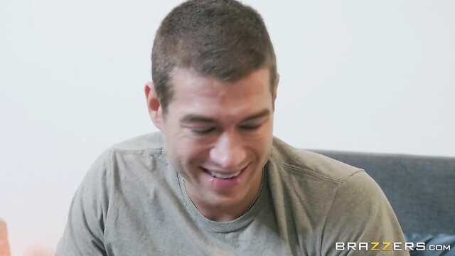 Wkręca się na łóżku z ogierem koleżanki