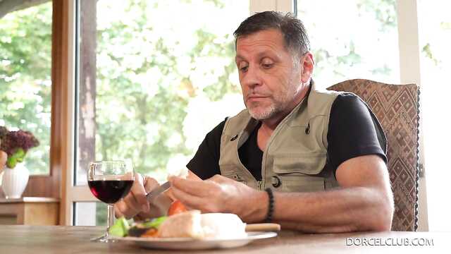 Киска перед ворчливым мужем.