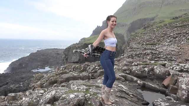 Młoda pokazuje cipkę na łonie natury