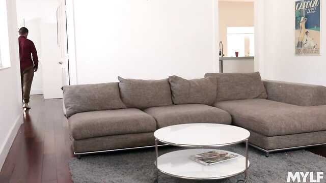 Geglüht blonde doggy style auf der couch