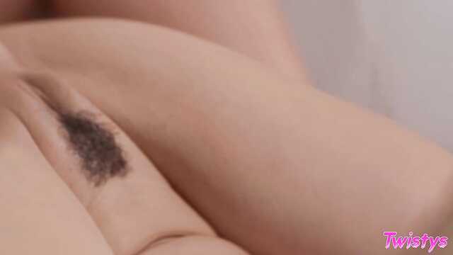 Dwie brunetki krzesiwo cipki o siebie