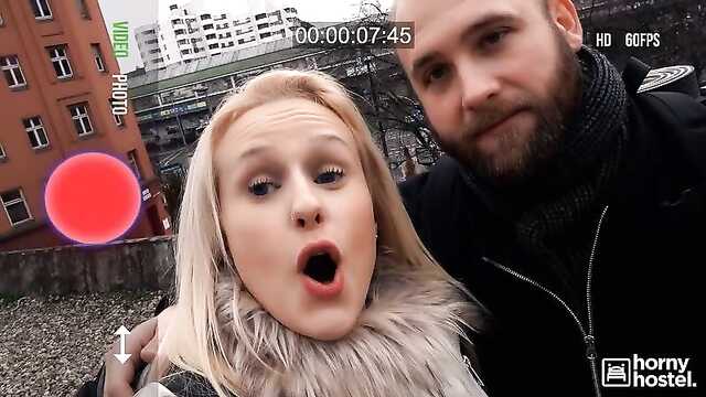 Двое изменяют грудастой блондинке.