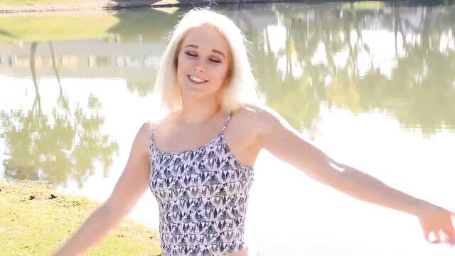 Дрючение киски с дилдо в коротких шортах.