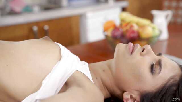 Na cozinha bateu uma morena lasciva