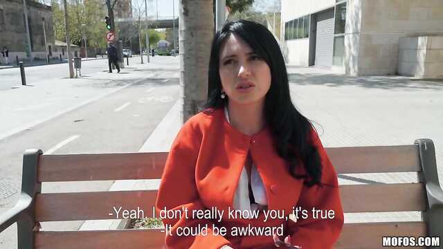 Na rua, ele atende um caminhoneiro para o telefone