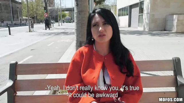 Көшеде ол телефон үшін пикаперге қызмет көрсетеді