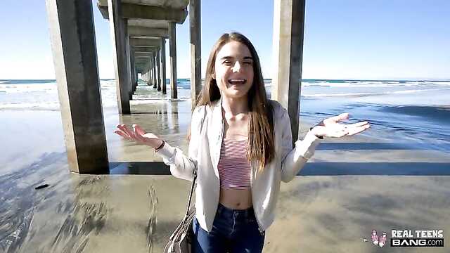 Жағажайда және көлікте ебется с пикапером камераға