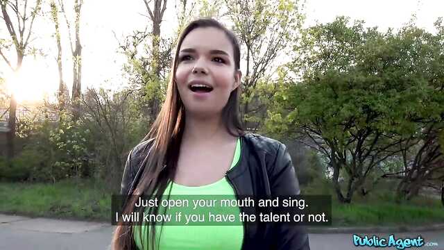 Morena peituda por dinheiro deu ao virar da esquina