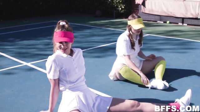 Drei Tennisspielerinnen haben dem Mitglied des Jungen nicht standgehalten