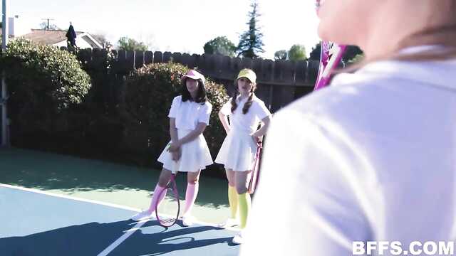 Drei Tennisspielerinnen haben dem Mitglied des Jungen nicht standgehalten