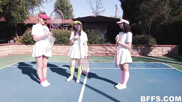 Drei Tennisspielerinnen haben dem Mitglied des Jungen nicht standgehalten