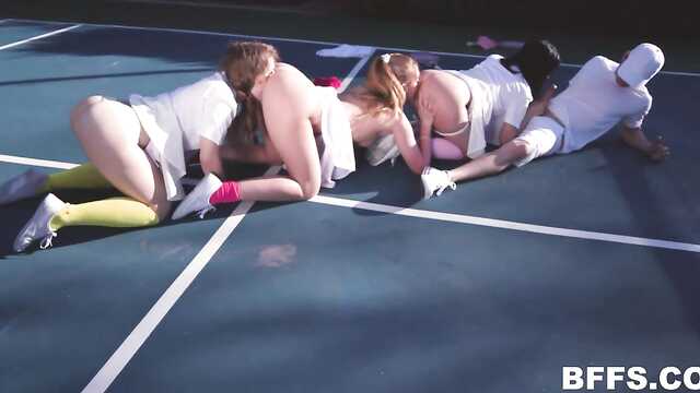 Drei Tennisspielerinnen haben dem Mitglied des Jungen nicht standgehalten