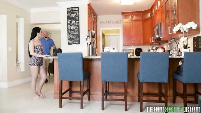 Glatzköpfiger Ficker zeigte dem Baby echten sex