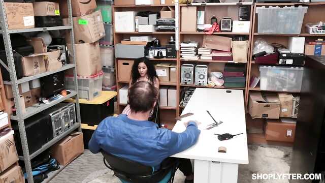 Perwersyjna dała skorupiakiem nieznajomego na zapleczu