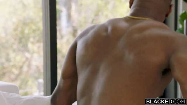 Ruiva magra em sexo com um negro