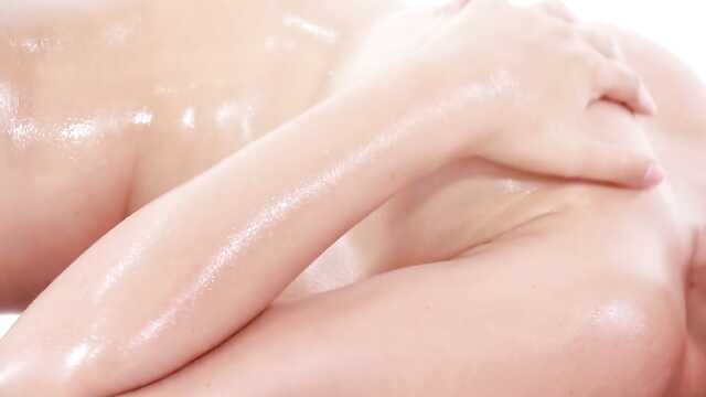 Modelo Peituda belamente fodendo com pimenta real