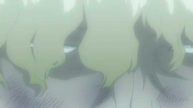 Dziewczyny dostały się do niewoli i służyły tłumowi mężczyzn