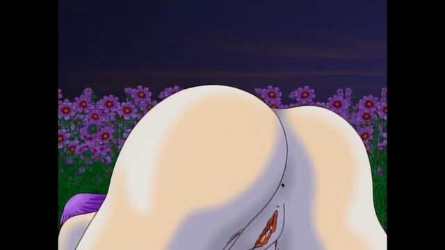 Na łonie natury pieprzy azjatycką dziewczynę w pozycji kowbojki