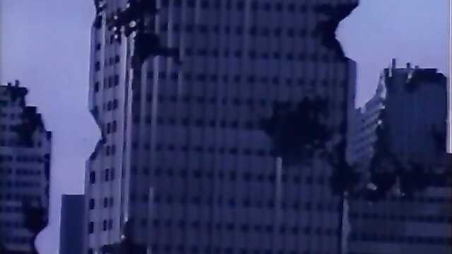 Тентакли присосались к хрупкой азиатке.