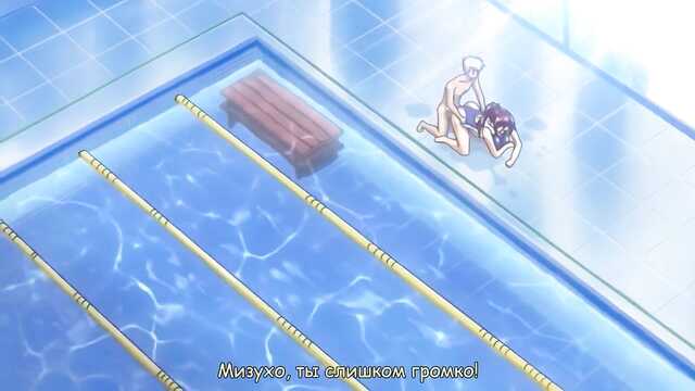 Der Schwimmtrainer hat eine asiatische Frau in einem eng anliegenden Badeanzug gefickt