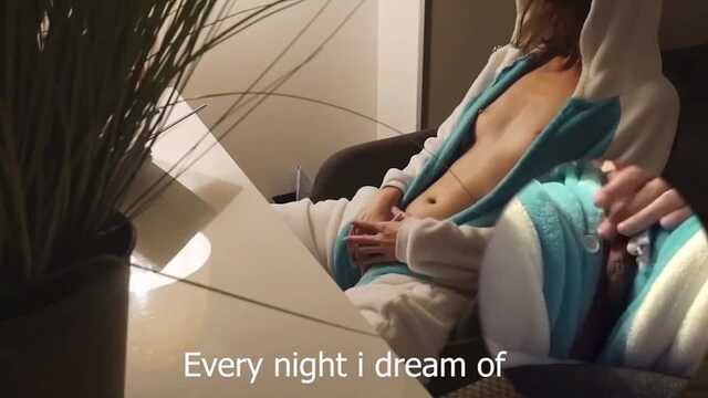 Jovem de pijama lustrando o parafuso com os lábios