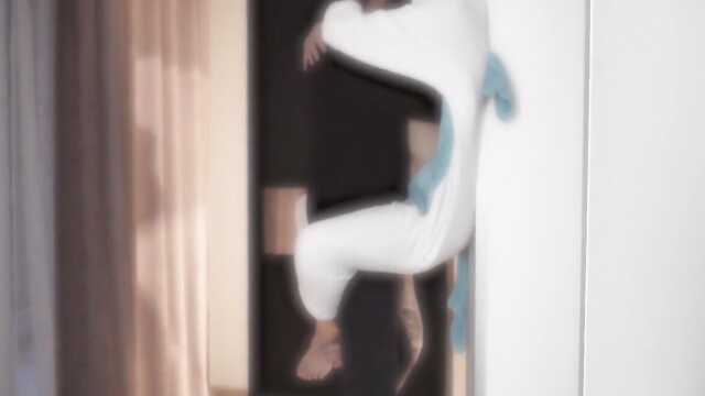 Jovem de pijama lustrando o parafuso com os lábios