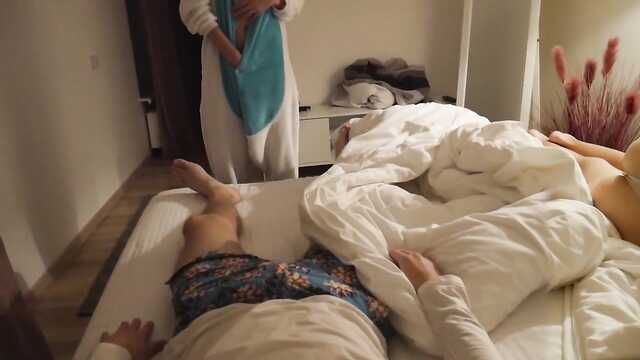 Jovem de pijama lustrando o parafuso com os lábios