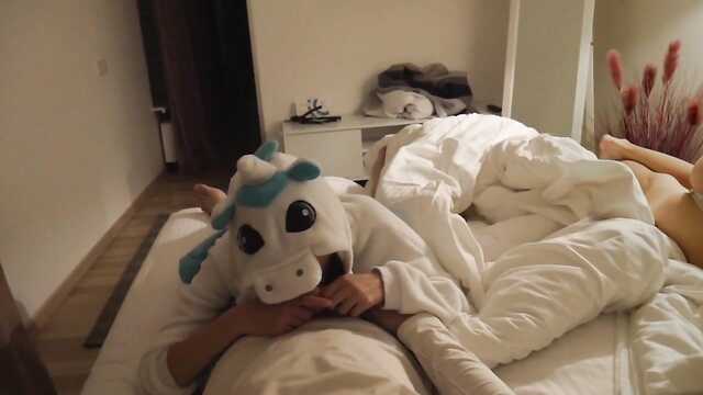 Jovem de pijama lustrando o parafuso com os lábios